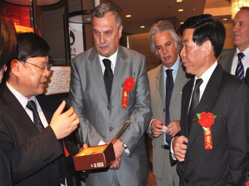 羅馬尼亞湖南黑茶推介會(huì)上，周重旺董事長(zhǎng)在向客商介紹臻藏茯茶_副本